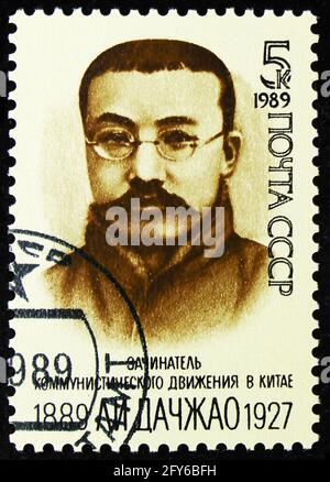 MOSKAU, RUSSLAND - 31. AUGUST 2019: Die in der Sowjetunion (Russland) gedruckte Briefmarke zeigt den 100. Geburtstag von Li Dazhao, Serie kommunistischer Führer, um 19 Stockfoto