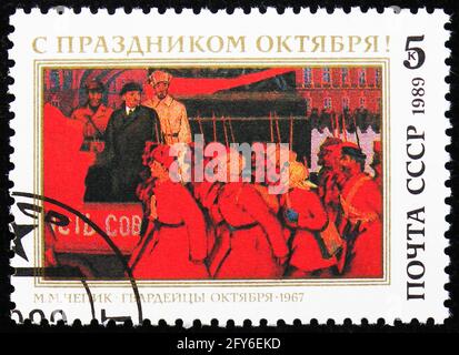 MOSKAU, RUSSLAND - 31. AUGUST 2019: Briefmarke gedruckt in der Sowjetunion (Russland) zum 72. Jahrestag der Großen Oktoberrevolution, um 1989 Stockfoto