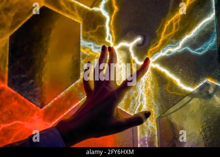 Frau Hand berühren Plasma-Panel-Display im dunklen Raum museum - Nahaufnahme Stockfoto