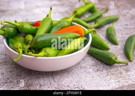 Ingretients für marinierte Paprika und Jalapeno Paprika in a Glas Stockfoto