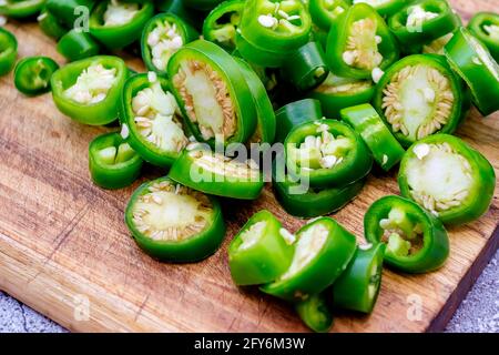 Ingretients für marinierte Paprika und Jalapeno Paprika in a Glas Stockfoto