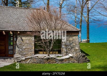 Sucher House, eines der Mushroom Houses, entworfen vom Architekten Earl Young im 20. Jahrhundert, Charlevoix, Michigan, USA [Keine Eigentumsfreigabe; verfügbar Stockfoto