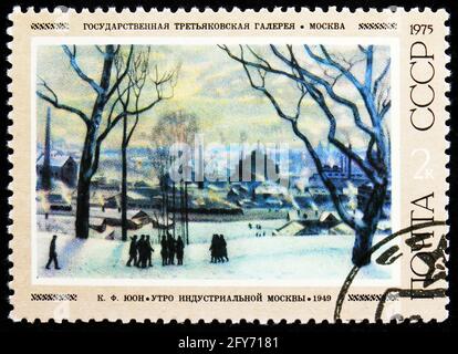 MOSKAU, RUSSLAND - 22. AUGUST 2019: Die in der Sowjetunion (Russland) gedruckte Briefmarke zeigt 'Morning in Industrial Moscow', von K. F. Juon, Birth Centenarie Stockfoto