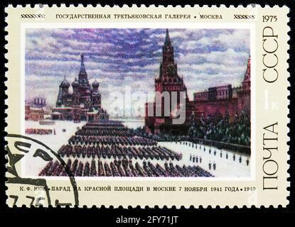 MOSKAU, RUSSLAND - 22. AUGUST 2019: Briefmarke gedruckt in der Sowjetunion (Russland) zeigt Parade auf dem Roten Platz von Moskau, von Konstantin Juon, Geburt C Stockfoto