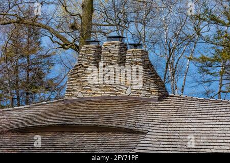 Sucher House, eines der Mushroom Houses, entworfen vom Architekten Earl Young im 20. Jahrhundert, Charlevoix, Michigan, USA [Keine Eigentumsfreigabe; verfügbar Stockfoto