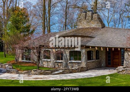 Sucher House, eines der Mushroom Houses, entworfen vom Architekten Earl Young im 20. Jahrhundert, Charlevoix, Michigan, USA [Keine Eigentumsfreigabe; verfügbar Stockfoto
