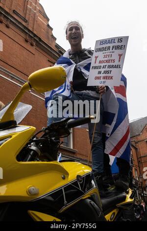 Ein Protestler mit Plakat auf einem Motorrad, zionistische Demonstration, Botschaft von Israel, London, 23. Mai 2021 Stockfoto