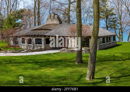 Sucher House, eines der Mushroom Houses, entworfen vom Architekten Earl Young im 20. Jahrhundert, Charlevoix, Michigan, USA [Keine Eigentumsfreigabe; verfügbar Stockfoto