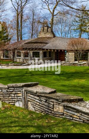 Sucher House, eines der Mushroom Houses, entworfen vom Architekten Earl Young im 20. Jahrhundert, Charlevoix, Michigan, USA [Keine Eigentumsfreigabe; verfügbar Stockfoto