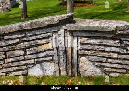 Felswand im Sucher House, einem der Mushroom Houses, entworfen vom Architekten Earl Young im 20. Jahrhundert, Charlevoix, Michigan, USA [Keine Immobilie RE Stockfoto