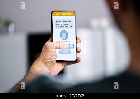 Handy-App Zur Authentifizierung Der Banküberweisung Am Telefon Stockfoto