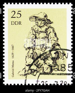 MOSKAU, RUSSLAND - 22. AUGUST 2019: Briefmarke gedruckt in Deutschland, Demokratische Republik, zeigt Sitting Boy von Gabriel Metsú, Zeichnungen aus der Graphic Stockfoto