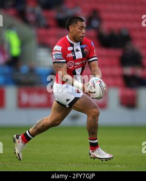 Warrington Wolves' Toby King (rechts) wird von Kallum Watkins von Salford Red Devils während des Betfred Super League-Spiels im AJ Bell Stadium, Salford, angegangen. Bilddatum: Donnerstag, 27. Mai 2021. Stockfoto