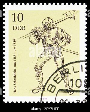 MOSKAU, RUSSLAND - 22. AUGUST 2019: Briefmarke gedruckt in Deutschland, Demokratische Republik, zeigt Serf mit Schulterhalberd von Hans Schäufelein, Drawi Stockfoto