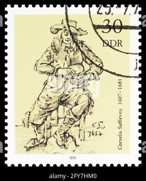 MOSKAU, RUSSLAND - 22. AUGUST 2019: Die in Deutschland, Demokratische Republik, gedruckte Briefmarke zeigt sitzende Jugendliche beim Brotschneiden von Cornelis Saftleven, Drawi Stockfoto