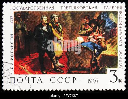 MOSKAU, RUSSLAND - 22. AUGUST 2019: Die in der Sowjetunion (Russland) gedruckte Briefmarke zeigt das Verhör des kommunistischen 1933 durch B.V. Ioganson, State TR Stockfoto