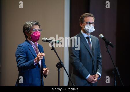 Bogota, Cundinamarca, Kolumbien. Mai 2021. Claudia Lopez, Bürgermeisterin von Bogota, Alejandro Gomez, Gesundheitsminister, und Nicolas Uribe, Präsident der Comerce-Kammer von Bogota, halten eine Live-Pressekonferenz im Fernsehen ab, auf der die COVID-19-Maßnahmen angekündigt werden, die am 27. Mai 2021 in Bogota, Kolumbien, bis zum 8. juni 2021 gelockert werden. Kredit: Chepa Beltran/LongVisual/ZUMA Wire/Alamy Live Nachrichten Stockfoto