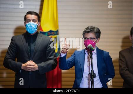 Bogota, Cundinamarca, Kolumbien. Mai 2021. Claudia Lopez, Bürgermeisterin von Bogota, Alejandro Gomez, Gesundheitsminister, und Nicolas Uribe, Präsident der Comerce-Kammer von Bogota, halten eine Live-Pressekonferenz im Fernsehen ab, auf der die COVID-19-Maßnahmen angekündigt werden, die am 27. Mai 2021 in Bogota, Kolumbien, bis zum 8. juni 2021 gelockert werden. Kredit: Chepa Beltran/LongVisual/ZUMA Wire/Alamy Live Nachrichten Stockfoto