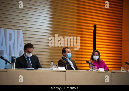 Bogota, Cundinamarca, Kolumbien. Mai 2021. Claudia Lopez, Bürgermeisterin von Bogota, Alejandro Gomez, Gesundheitsminister, und Nicolas Uribe, Präsident der Comerce-Kammer von Bogota, halten eine Live-Pressekonferenz im Fernsehen ab, auf der die COVID-19-Maßnahmen angekündigt werden, die am 27. Mai 2021 in Bogota, Kolumbien, bis zum 8. juni 2021 gelockert werden. Kredit: Chepa Beltran/LongVisual/ZUMA Wire/Alamy Live Nachrichten Stockfoto