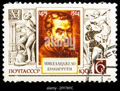 MOSKAU, RUSSLAND - 22. AUGUST 2019: Briefmarke gedruckt in der Sowjetunion (Russland) zeigt Porträt des italienischen Bildhauers Michelangelo (1475-1564), Kultur Stockfoto