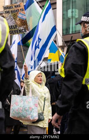 Protestler mit Plakat, zionistische Demonstration, Botschaft von Israel, London, 23. Mai 2021 Stockfoto