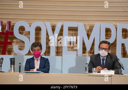 Bogota, Cundinamarca, Kolumbien. Mai 2021. Claudia Lopez, Bürgermeisterin von Bogota, Alejandro Gomez, Gesundheitsminister, und Nicolas Uribe, Präsident der Comerce-Kammer von Bogota, halten eine Live-Pressekonferenz im Fernsehen ab, auf der die COVID-19-Maßnahmen angekündigt werden, die am 27. Mai 2021 in Bogota, Kolumbien, bis zum 8. juni 2021 gelockert werden. Kredit: Chepa Beltran/LongVisual/ZUMA Wire/Alamy Live Nachrichten Stockfoto