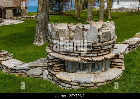Außenbeleuchtung im Sucher House, einem der Mushroom Houses, entworfen vom Architekten Earl Young im 20. Jahrhundert, Charlevoix, Michigan, USA Stockfoto