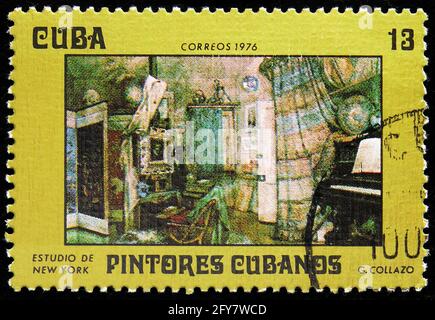 MOSKAU, RUSSLAND - 22. AUGUST 2019: Die in Kuba gedruckte Briefmarke zeigt das New York Studio, Gemälde kubanischer Künstler - Guillermo Collazo Tejada Serie, Stockfoto