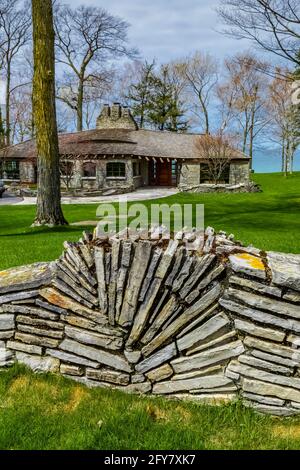 Sucher House, eines der Mushroom Houses, entworfen vom Architekten Earl Young im 20. Jahrhundert, Charlevoix, Michigan, USA [Keine Eigentumsfreigabe; verfügbar Stockfoto