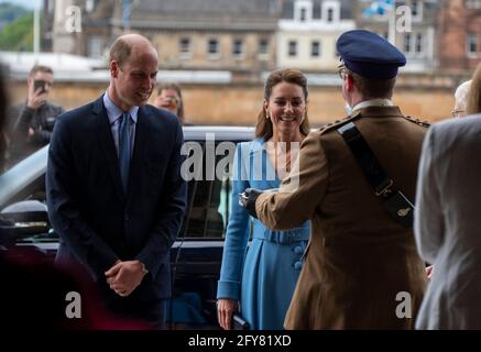 Edinburgh, Schottland, Großbritannien. Donnerstag, 27. Mai 2021 Generalversammlung der Church of Scotland 2021: Tag fünf. Donnerstag, 27. Mai. Seine Gnade, der Earl of Strathearn, der Herzog von Cambridge Prinz William und ihre Königliche Hoheit die Herzogin von Cambridge nehmen an der Abschlusszeremonie der Generalversammlung in EdinburghCredit: Andrew O'Brien/Alamy Live News Stockfoto