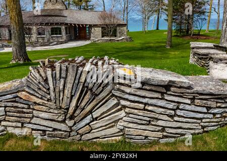 Sucher House, eines der Mushroom Houses, entworfen vom Architekten Earl Young im 20. Jahrhundert, Charlevoix, Michigan, USA [Keine Eigentumsfreigabe; verfügbar Stockfoto