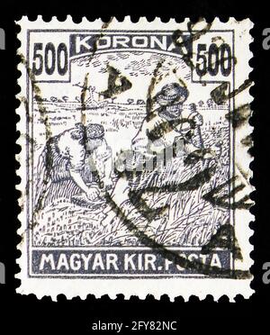 MOSKAU, RUSSLAND - 22. AUGUST 2019: In Ungarn gedruckte Briefmarke zeigt Reaper, Serie, um 1924 Stockfoto
