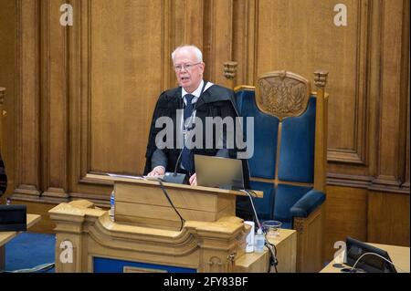 Edinburgh, Schottland, Großbritannien. Donnerstag, 27. Mai 2021 Generalversammlung der Church of Scotland 2021: Tag fünf. Donnerstag, 27. Mai. Moderator, Lord Wallace. Seine Grace, der Earl of Strathearn, der Herzog von Cambridge Prinz William und ihre Königliche Hoheit, die Herzogin von Cambridge, nehmen an der Abschlusszeremonie der Generalversammlung in Edinburgh Teil. Die gelben Päckchen vor dem Königlichen Paar sind Jelly Babies sweetsCredit: Andrew O'Brien/Alamy Live News Stockfoto