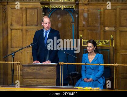 Edinburgh, Schottland, Großbritannien. Donnerstag, 27. Mai 2021 Generalversammlung der Church of Scotland 2021: Tag fünf. Donnerstag, 27. Mai. Moderator, Lord Wallace. Seine Grace, der Earl of Strathearn, der Herzog von Cambridge Prinz William und ihre Königliche Hoheit, die Herzogin von Cambridge, nehmen an der Abschlusszeremonie der Generalversammlung in Edinburgh Teil. Die gelben Päckchen vor dem Königlichen Paar sind Jelly Babies sweetsCredit: Andrew O'Brien/Alamy Live News Stockfoto