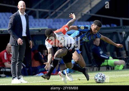 ROTTERDAM, NIEDERLANDE - 9. MAI: Rigeciano Haps von Feyenoord, Jurrien Timber von Ajax während des niederländischen Eredivisie-Spiels zwischen Feyenoord und Ajax in De Stockfoto