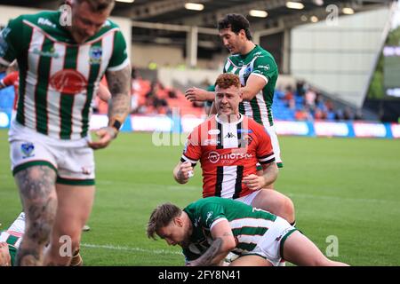 Harvey Livett (20) von Salford Red Devils feiert seinen Versuch Stockfoto