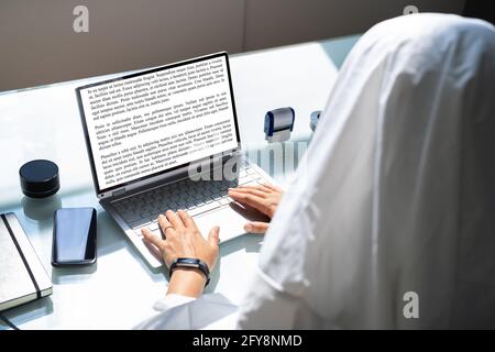 Ghostwriter Schreibt Auf Dem Bürocomputer. Ghost Writer Mit Laptop Stockfoto