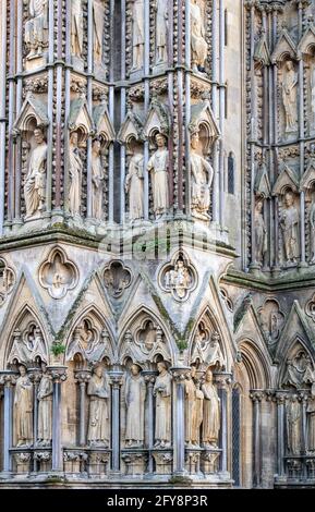 Detail der Fassade der Wells Cathedral in Somerset, England, Großbritannien Stockfoto
