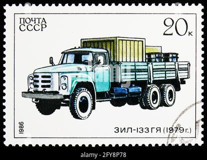MOSKAU, RUSSLAND - 22. AUGUST 2019: Briefmarke gedruckt in der Sowjetunion (Russland) zeigt, Soviet Autoindustry Serie, um 1986 Stockfoto