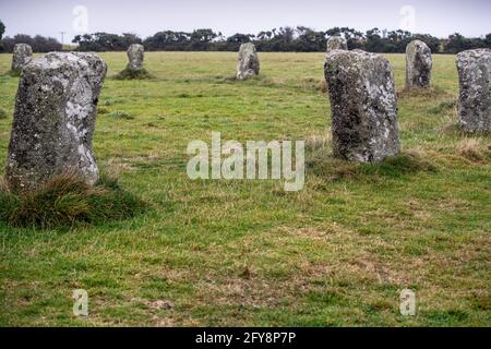 Einige der stehenden Steine, die die späten Neolithischen steinkreis als Merry Maidens in Cornwall, England, Großbritannien bekannt zu machen Stockfoto