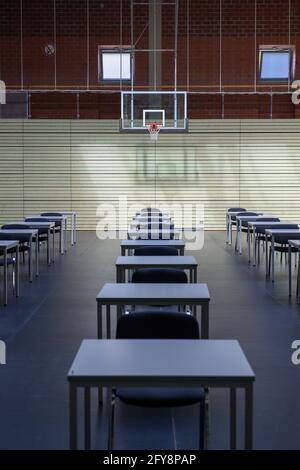 Burg, Deutschland. Mai 2021. Tische und Stühle stehen für Untersuchungen im Täve-Schur-Saal zur Verfügung. Quelle: Klaus-Dietmar Gabbert/dpa-Zentralbild/ZB/dpa/Alamy Live News Stockfoto