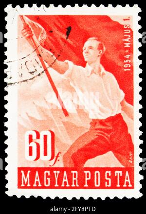 MOSKAU, RUSSLAND - 23. SEPTEMBER 2019: In Ungarn gedruckte Briefmarke zeigt Arbeiter mit roter Flagge, 1. Mai Serie, um 1954 Stockfoto