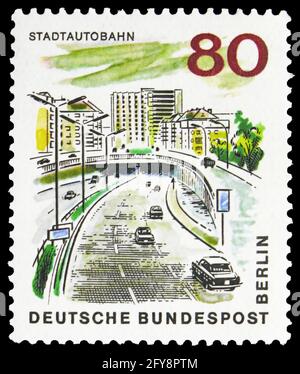 MOSKAU, RUSSLAND - 23. SEPTEMBER 2019: Briefmarke gedruckt in Deutschland, Berlin, zeigt Urban Motorway, die New Berlin Serie, um 1965 Stockfoto