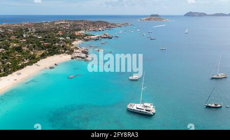 Luftaufnahme des Strandes mit Segelbooten in Virgin Gorda, BVI Stockfoto