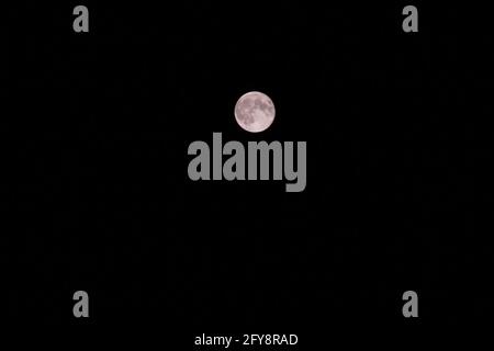 Ein Vollmond in seiner größten Größe, genannt Supermond in einer klaren, dunklen Sommernacht ohne Wolken mit einem negativen Kopieraum, Kairo, Ägypten. Stockfoto