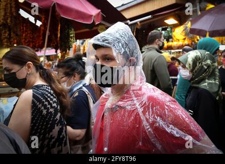 Istanbul, Istanbul, Türkei. Mai 2021. Menschen, die während der Covid-19-Pandemie in den Straßen Istanbuls einkaufen. Quelle: Serkan Senturk/ZUMA Wire/Alamy Live News Stockfoto