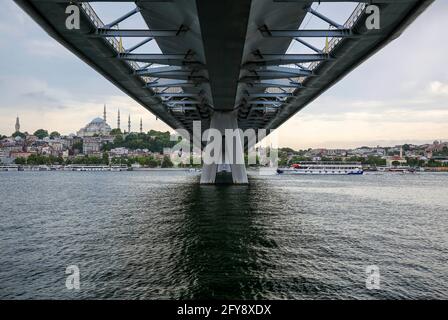 Istanbul, Istanbul, Türkei. Mai 2021. Blick auf die U-Bahn-Brücke Golden Horn in Istanbul. Quelle: Serkan Senturk/ZUMA Wire/Alamy Live News Stockfoto