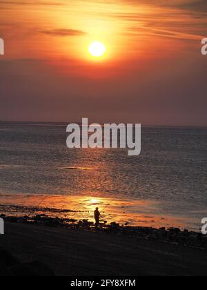 Sheerness, Kent, Großbritannien. Mai 2021. UK Wetter: Sonnenuntergang in Sheerness, Kent. Kredit: James Bell/Alamy Live Nachrichten Stockfoto