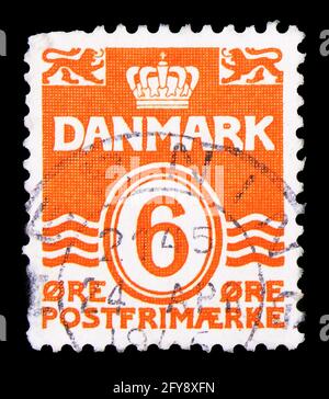 MOSKAU, RUSSLAND - 23. SEPTEMBER 2019: Die in Dänemark gedruckte Briefmarke zeigt die Serie Wavy Lines (OHNE Herzen / LINIERTEM Hintergrund) im Typ "Wave", circ Stockfoto