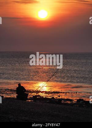 Sheerness, Kent, Großbritannien. Mai 2021. UK Wetter: Sonnenuntergang in Sheerness, Kent. Kredit: James Bell/Alamy Live Nachrichten Stockfoto